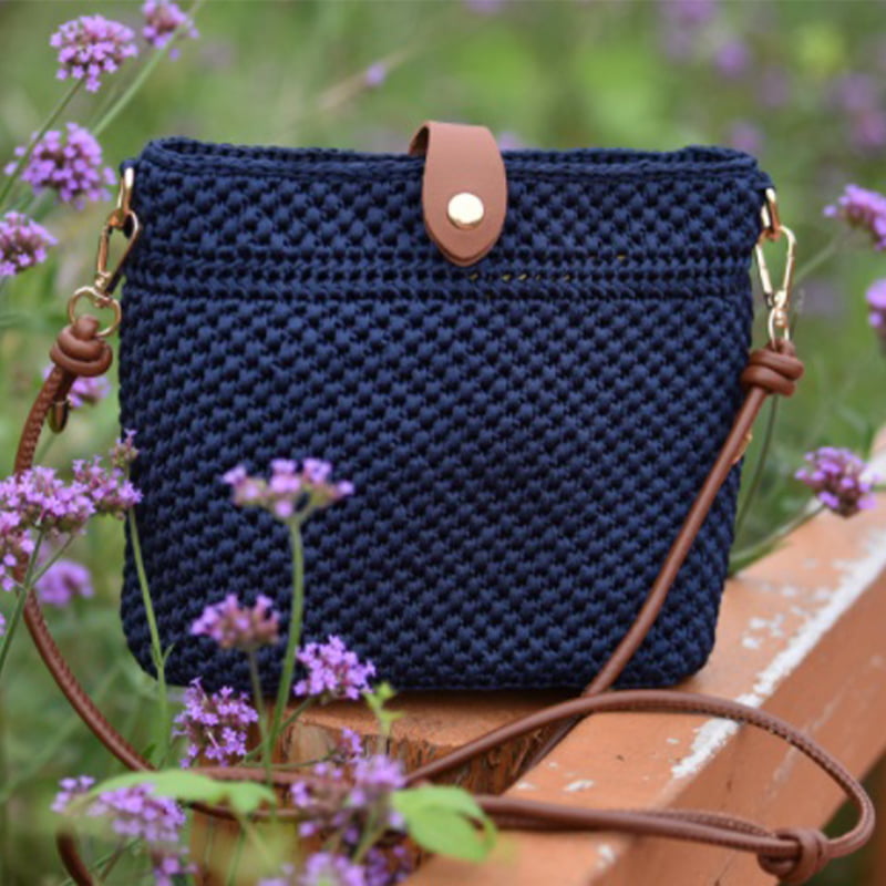 Bolso bandolera azul marino tejido a mano de color liso